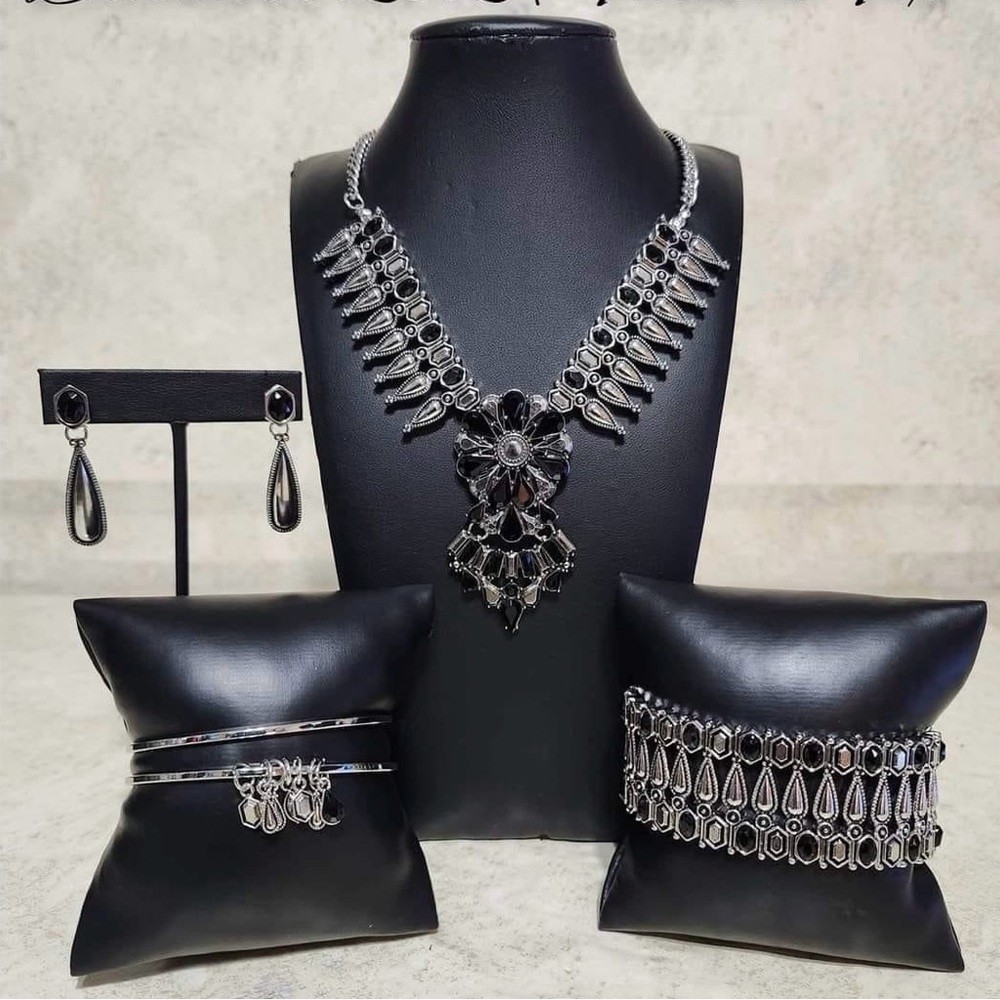 Semi black and silver set